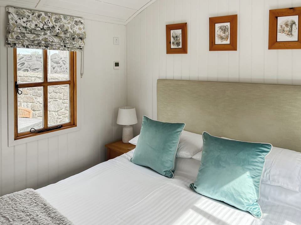 Bedroom | Shepherds Hut, St Buryan