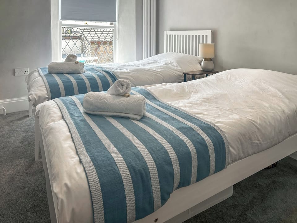 Twin bedroom | The Cottage, St Agnes
