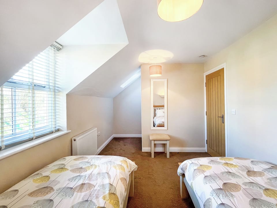 Twin bedroom | Little Whitehall, Whitby