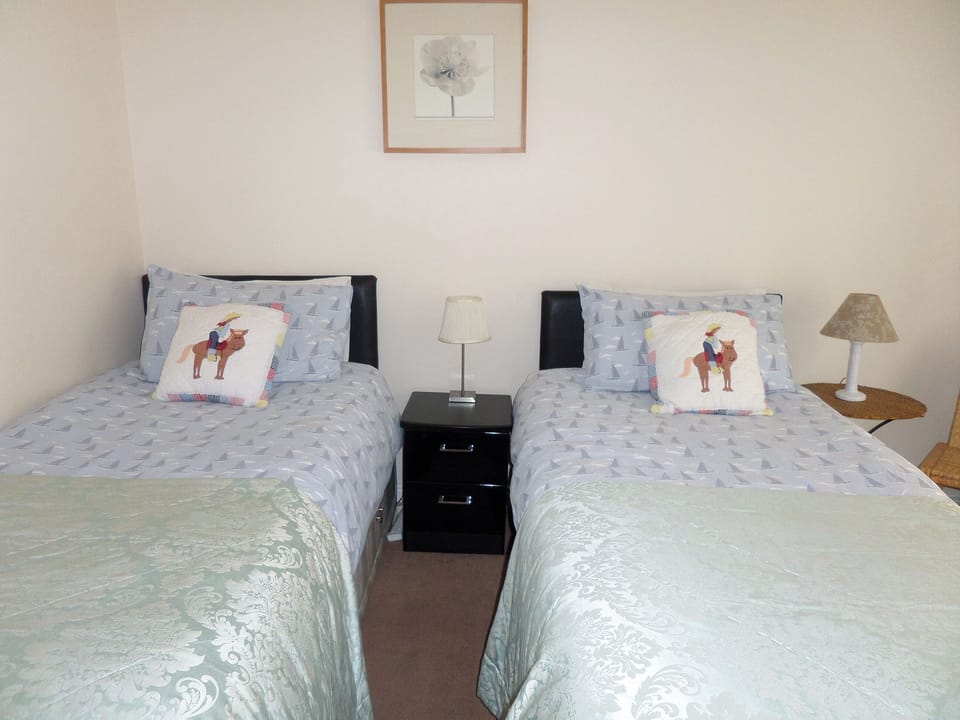Twin bedroom | Lion Rock Cottage, Whitby