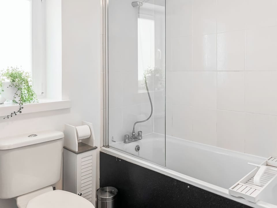 Bathroom | Strandside Townhouse, Bude