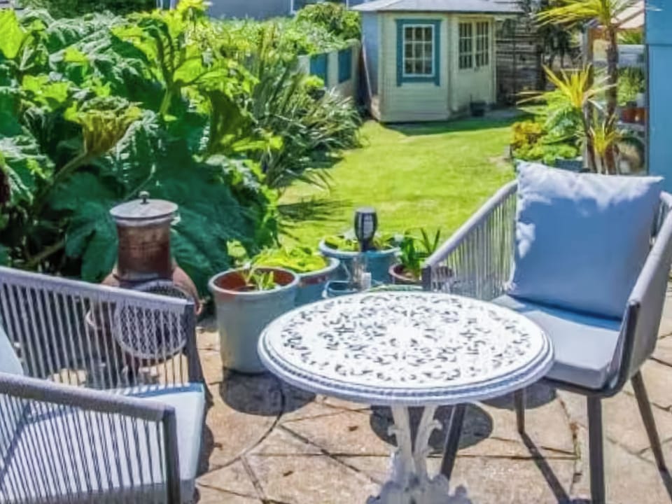 Sitting-out-area | Town Heights, Tenby