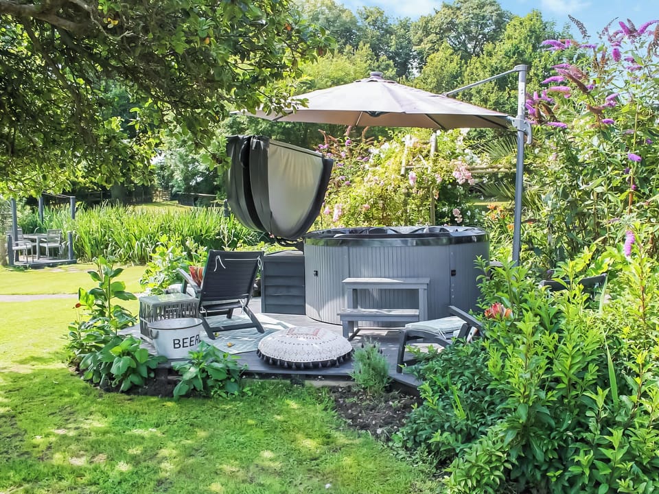 Hot tub | Guston Court, Sandwich