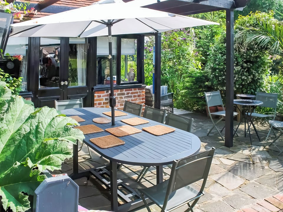 Sitting-out-area | Guston Court, Sandwich