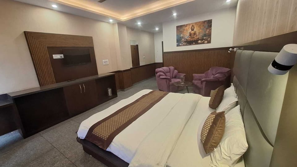 Deluxe Room, Balcony, Mountain View | Desk, laptop workspace, free WiFi