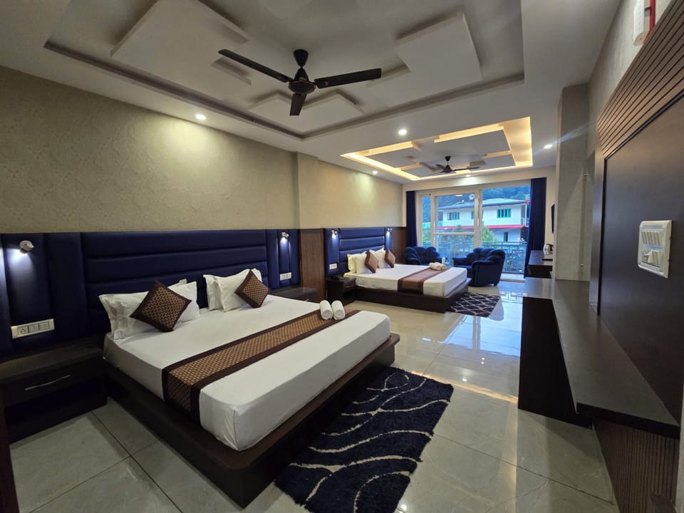 Family Quadruple Room | Desk, laptop workspace, free WiFi