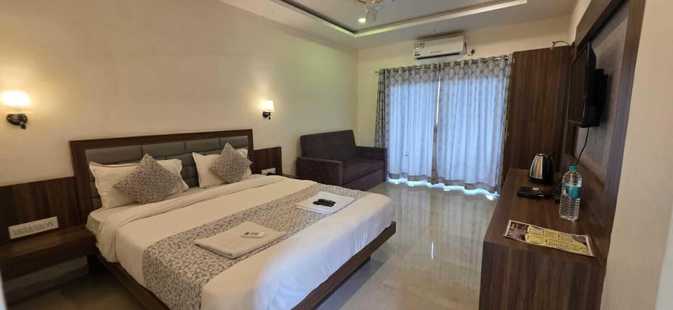 Deluxe Double Room, Balcony | Laptop workspace, blackout drapes, free WiFi