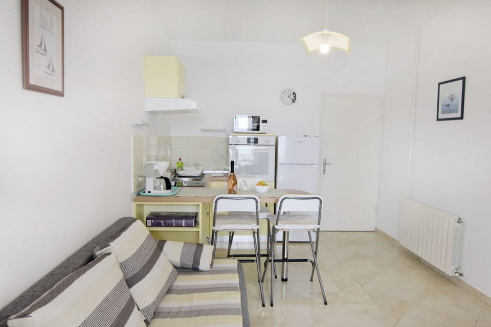 Apartment, 1 Bedroom, Balcony, Ocean View | Dining room