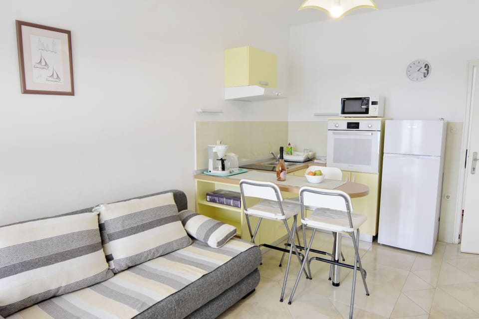 Apartment, 1 Bedroom, Balcony, Ocean View | Living room