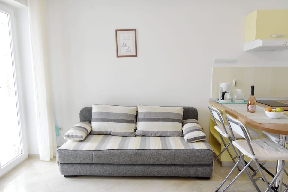 Apartment, 1 Bedroom, Balcony, Ocean View | Living room