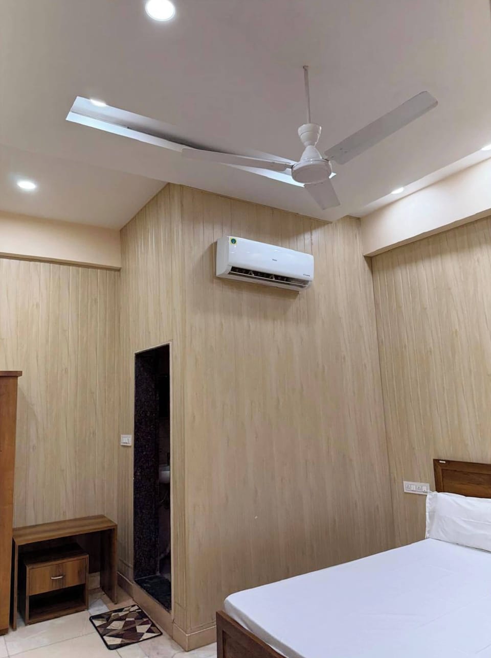 Hypo-allergenic bedding, desk, soundproofing, free WiFi