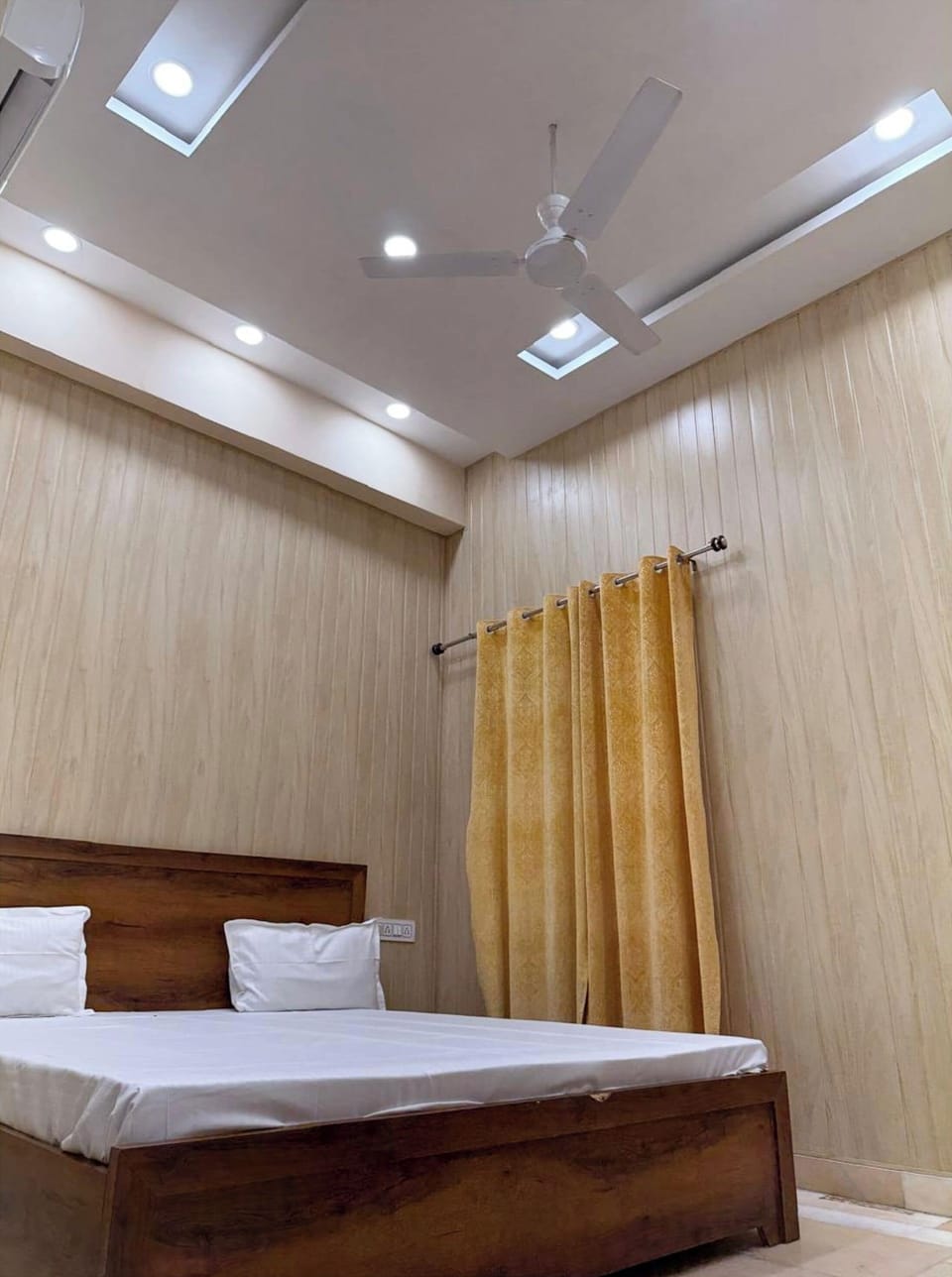 Deluxe Double Room, Air conditioning | Hypo-allergenic bedding, desk, soundproofing, free WiFi