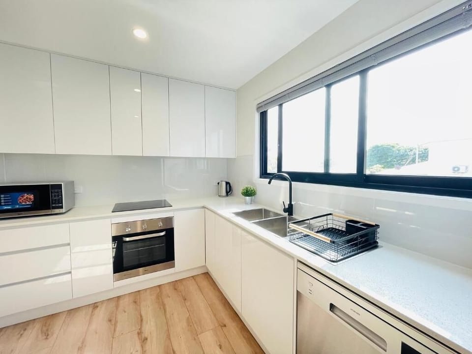 Deluxe Double Room | Private kitchen | Fridge, microwave, oven, dishwasher