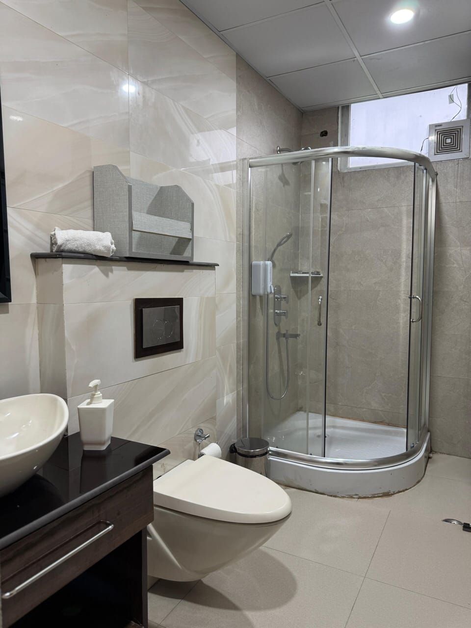 Shower, free toiletries, towels