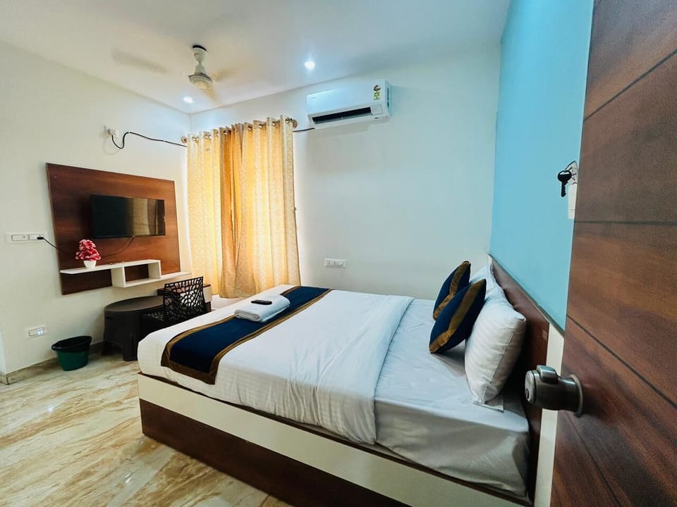 Deluxe Double Room, Garden View | In-room safe, desk, laptop workspace, soundproofing