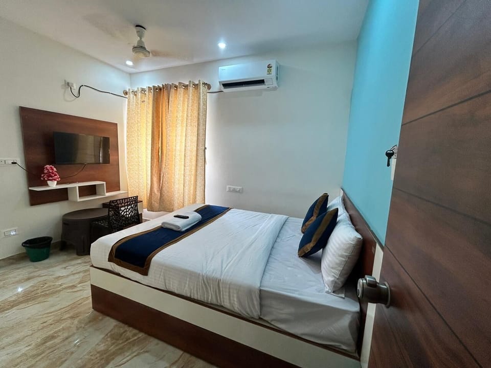 Deluxe Double Room, Garden View | In-room safe, desk, laptop workspace, soundproofing