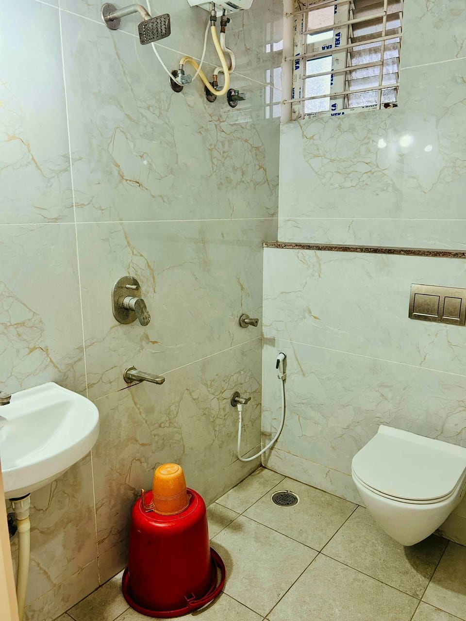 Shower, free toiletries, hair dryer, towels