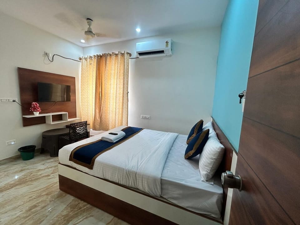 Deluxe Double Room, Garden View | In-room safe, desk, laptop workspace, soundproofing