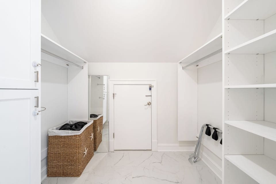 MASTER CLOSET