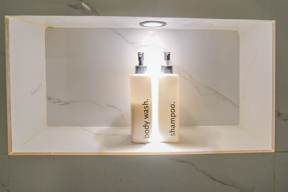 Deluxe Double Room, Non Smoking | Bathroom amenities | Shower, towels, soap, shampoo