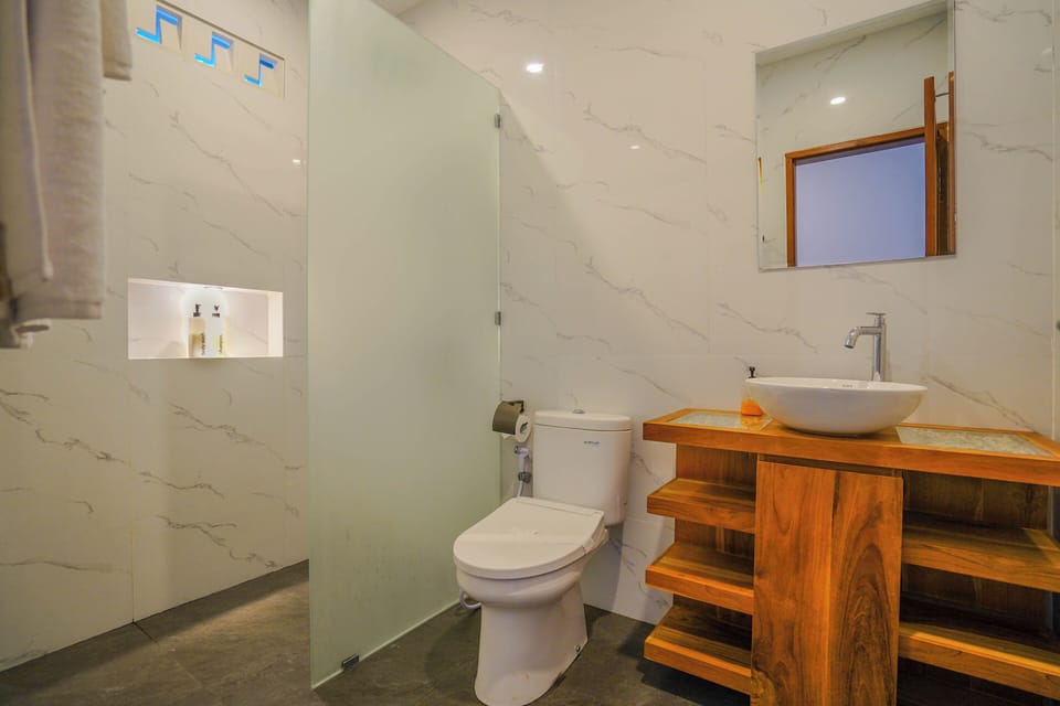 Deluxe Double Room, Non Smoking | Bathroom | Shower, towels, soap, shampoo