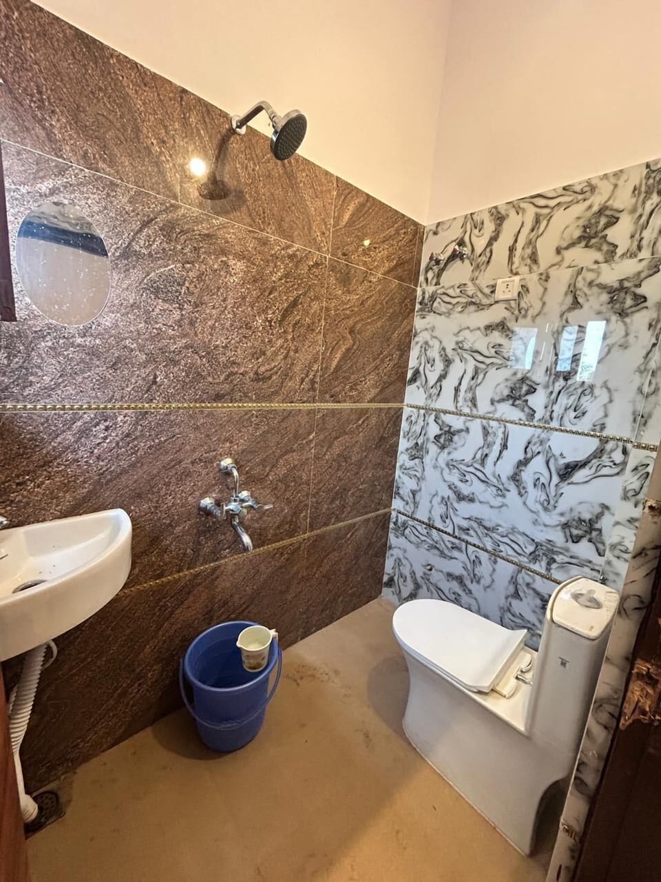 Deluxe Double Room, City View | Bathroom | Shower, free toiletries, towels