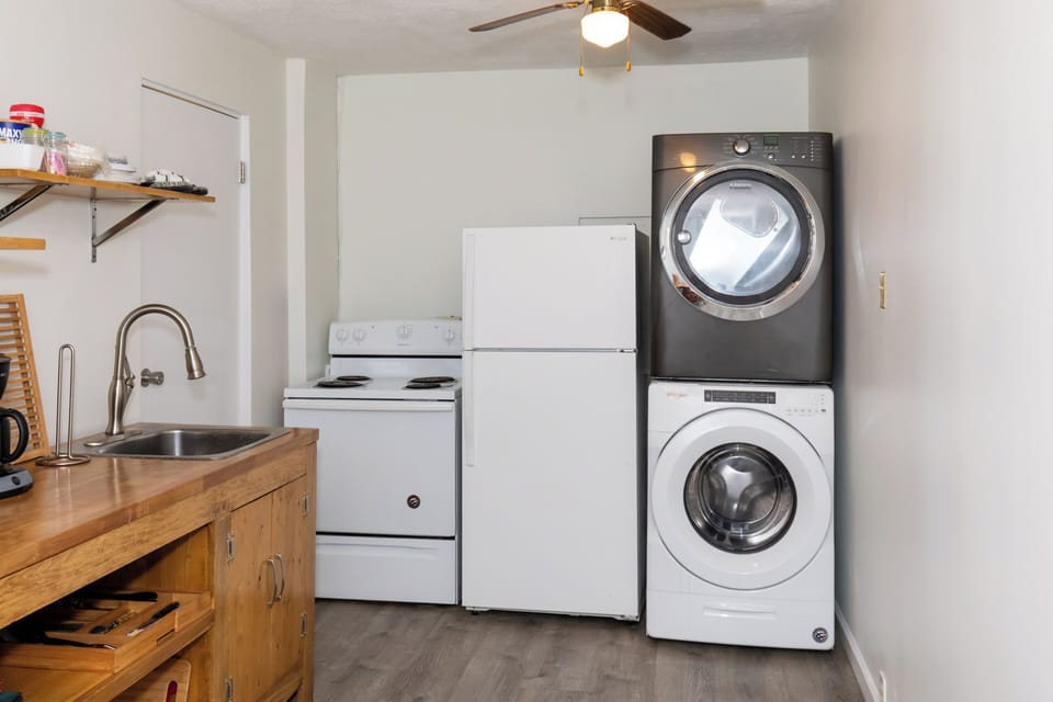 Stove, fridge, and in-unit washer and dryer for longer stays