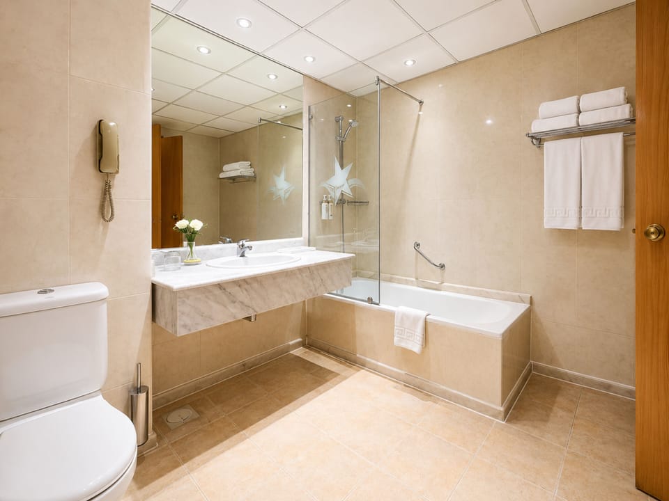 Family Room | Bathroom | Free toiletries, hair dryer, slippers, bidet