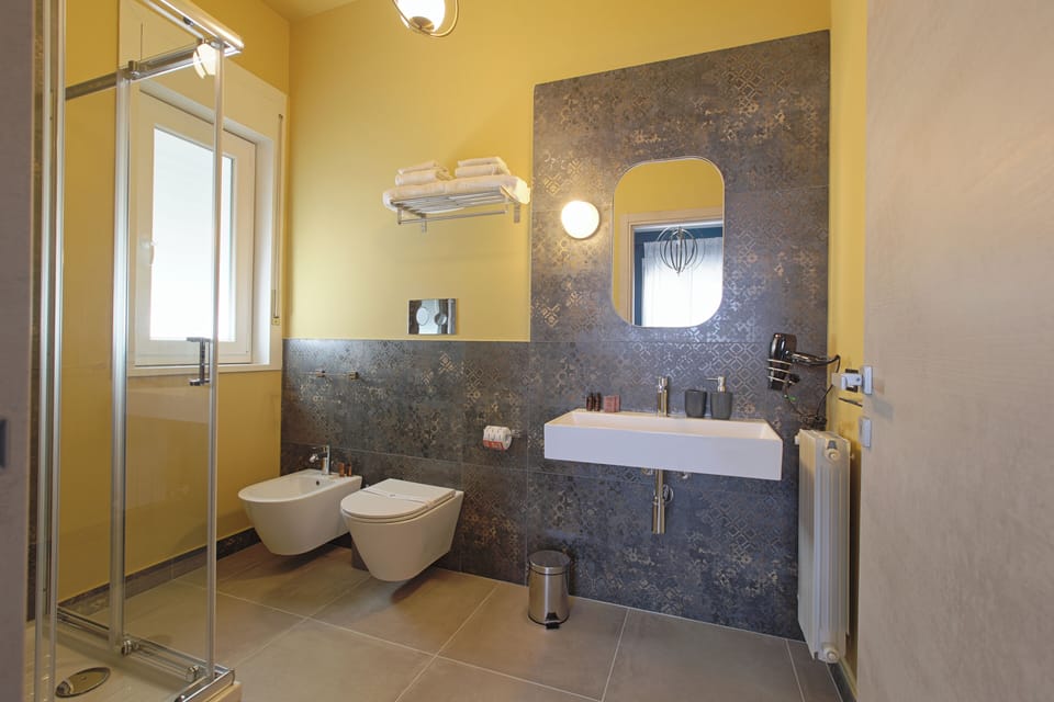 Deluxe Double Room, Private Bathroom | Bathroom | Shower, free toiletries, hair dryer, bidet