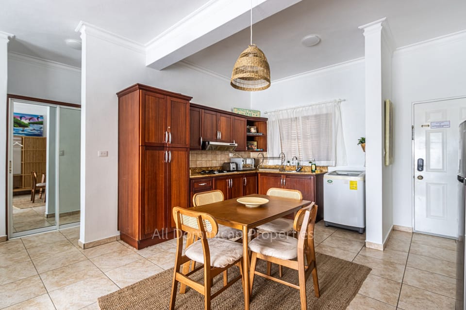 Apartment, 1 Bedroom, Balcony, Garden View | Dining room