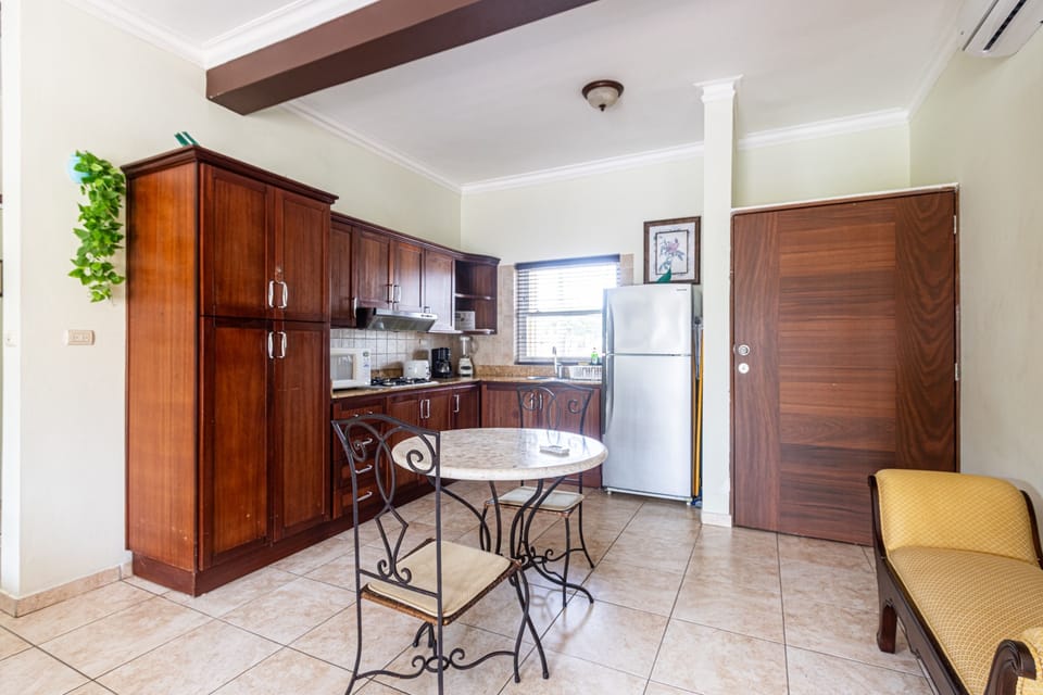 Apartment, 1 Bedroom, Balcony, Garden View | Dining room