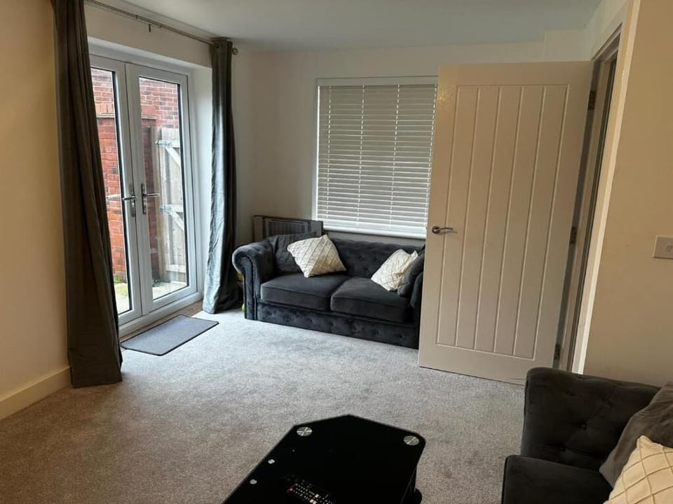 House, 2 Bedrooms, City View | Living area