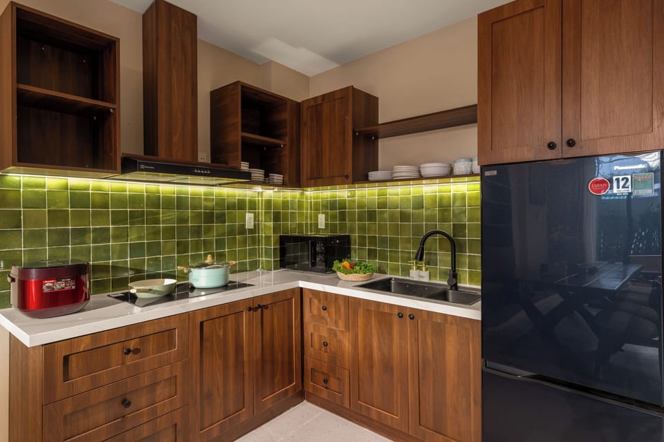 Fridge, microwave, stovetop, cookware/dishes/utensils