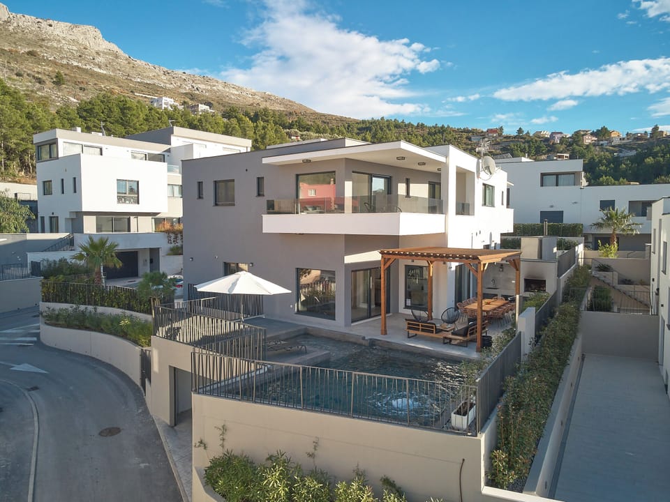 Villa with swimming pool