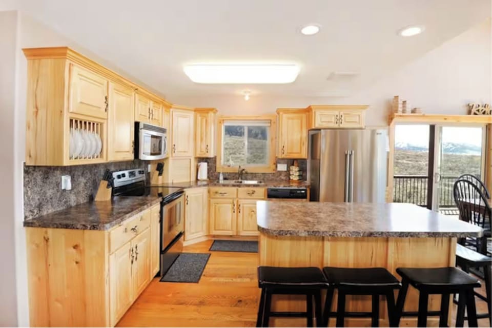 Fully equipped kitchen with granite counters and mountain views