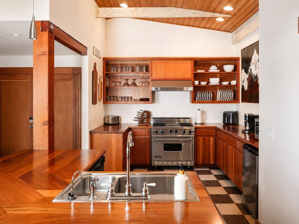 Luxury Penthouse, River View | Private kitchen | Coffee/tea maker, microwave, electric kettle, toaster