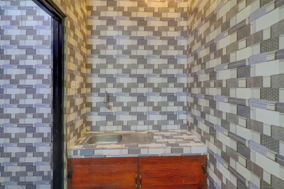 Deluxe Double Room | Bathroom | Shower, slippers