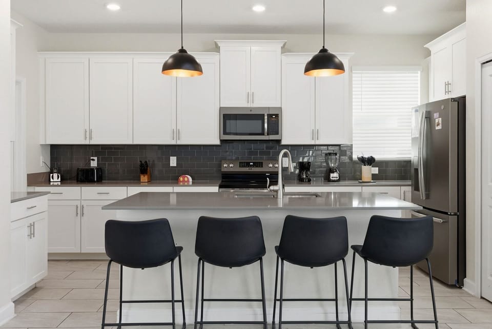 House (5 Bedrooms) | Private kitchen | Microwave, oven, stovetop, dishwasher