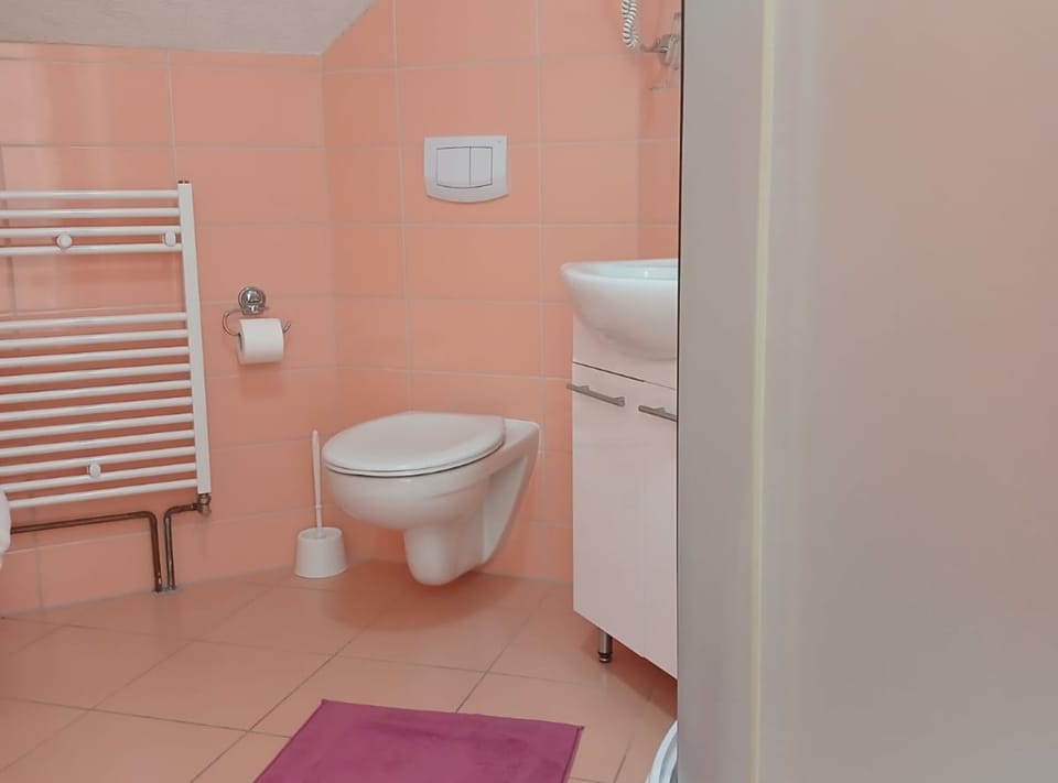 Double Room (Double Room with Balcony) | Bathroom | Towels