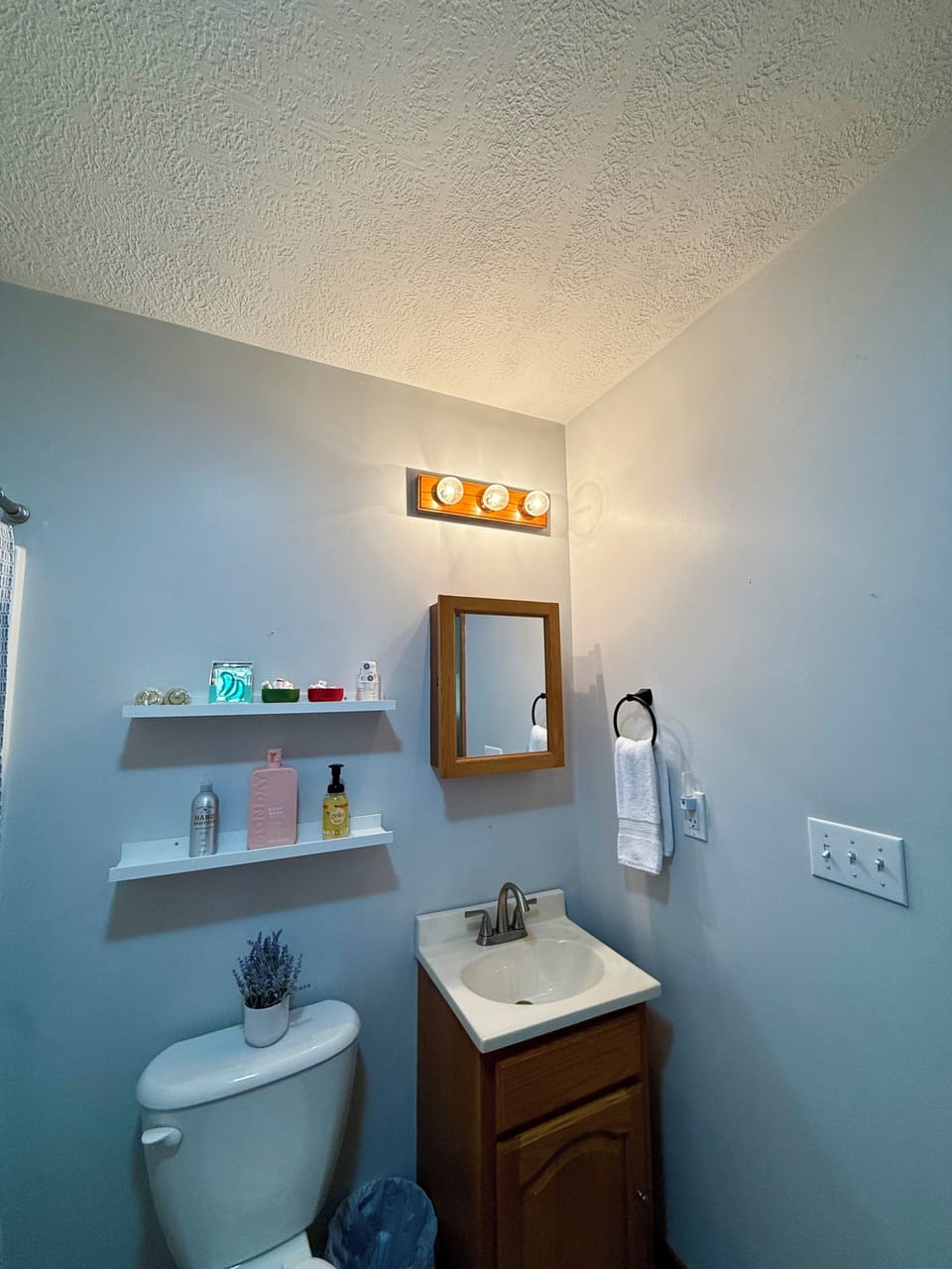 Fully stocked bathroom. 