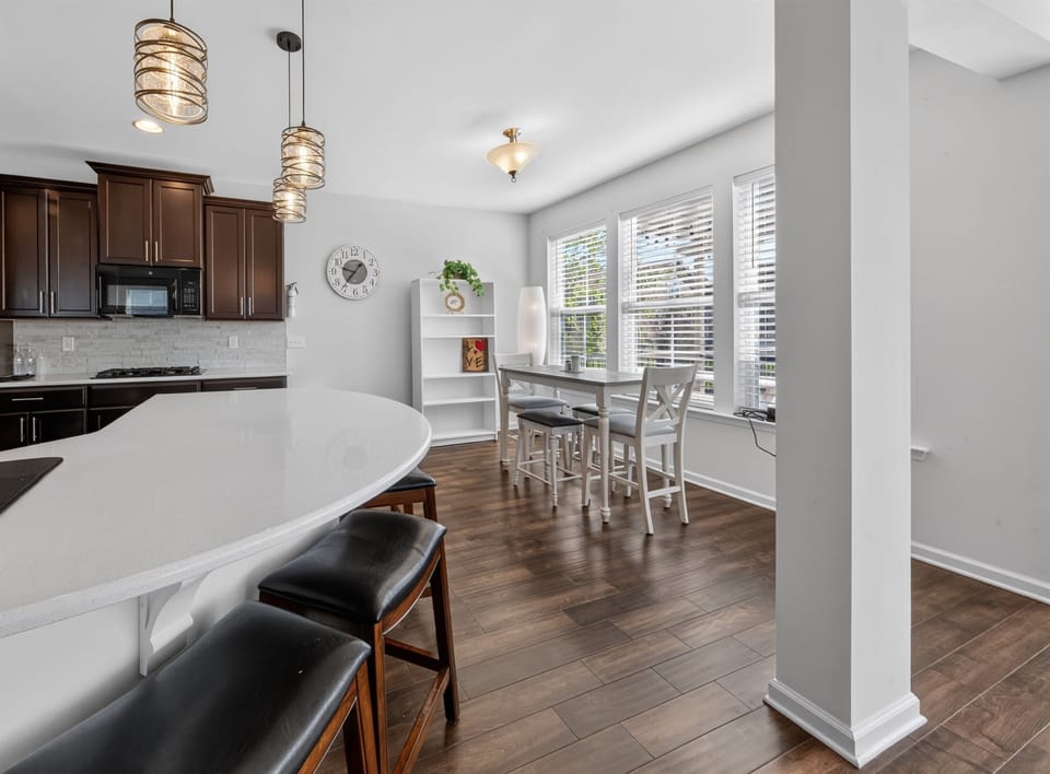 Breakfast nook (Seats 4), countertop dining (Seats 4)
