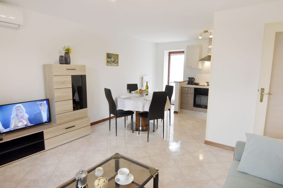 Apartment, 1 Bedroom, Smoking, Patio | Living room