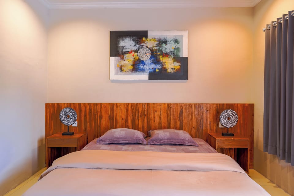 Desk, laptop workspace, free WiFi, bed sheets