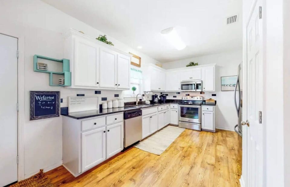 House, 3 Bedrooms, Balcony | Private kitchen