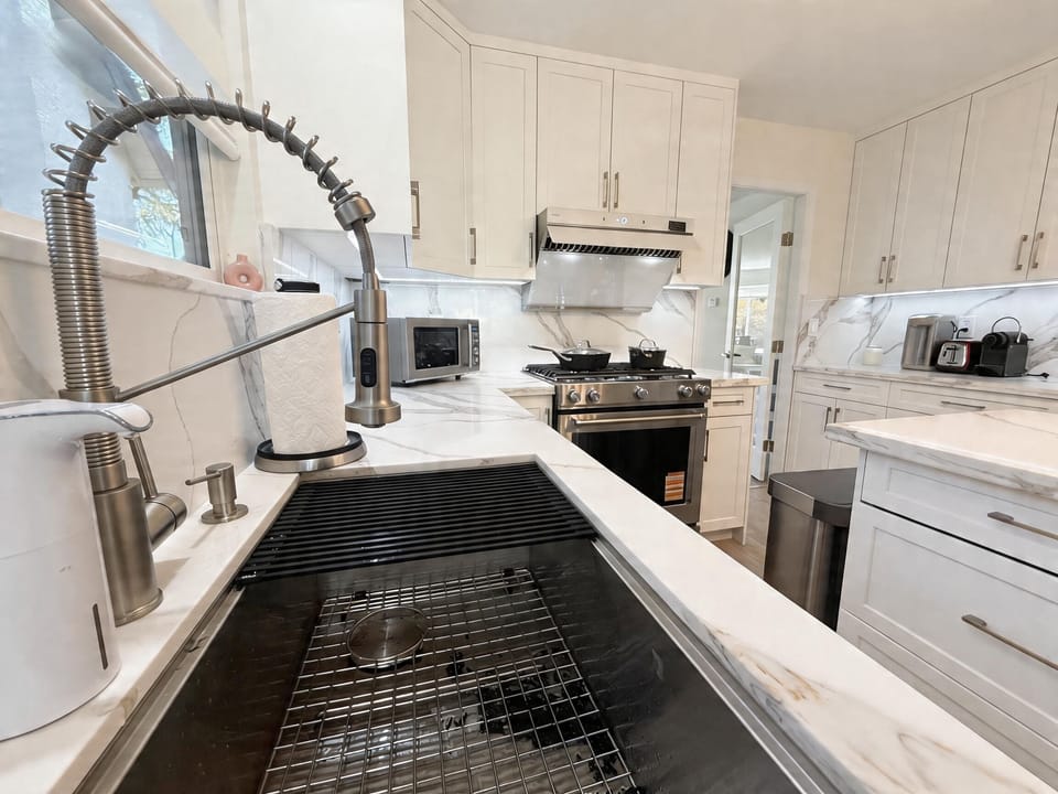 Full-size fridge, microwave, oven, stovetop