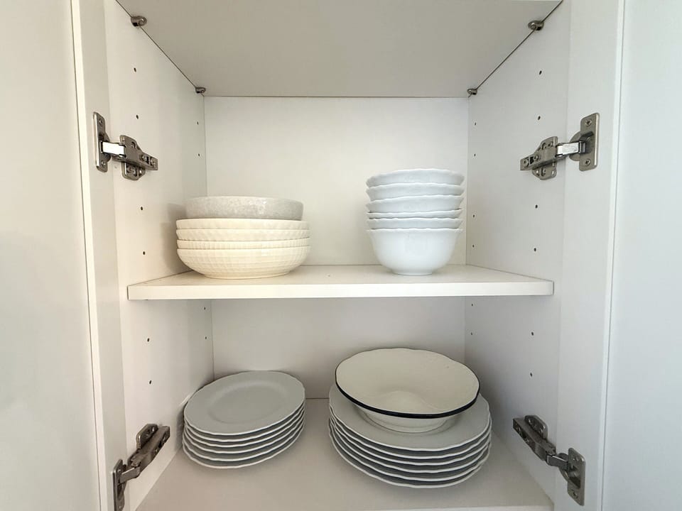 Full-size fridge, microwave, oven, stovetop