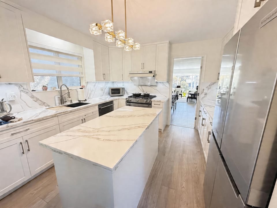 Full-size fridge, microwave, oven, stovetop