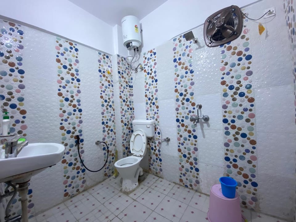 Family Room | Bathroom | Shower, towels