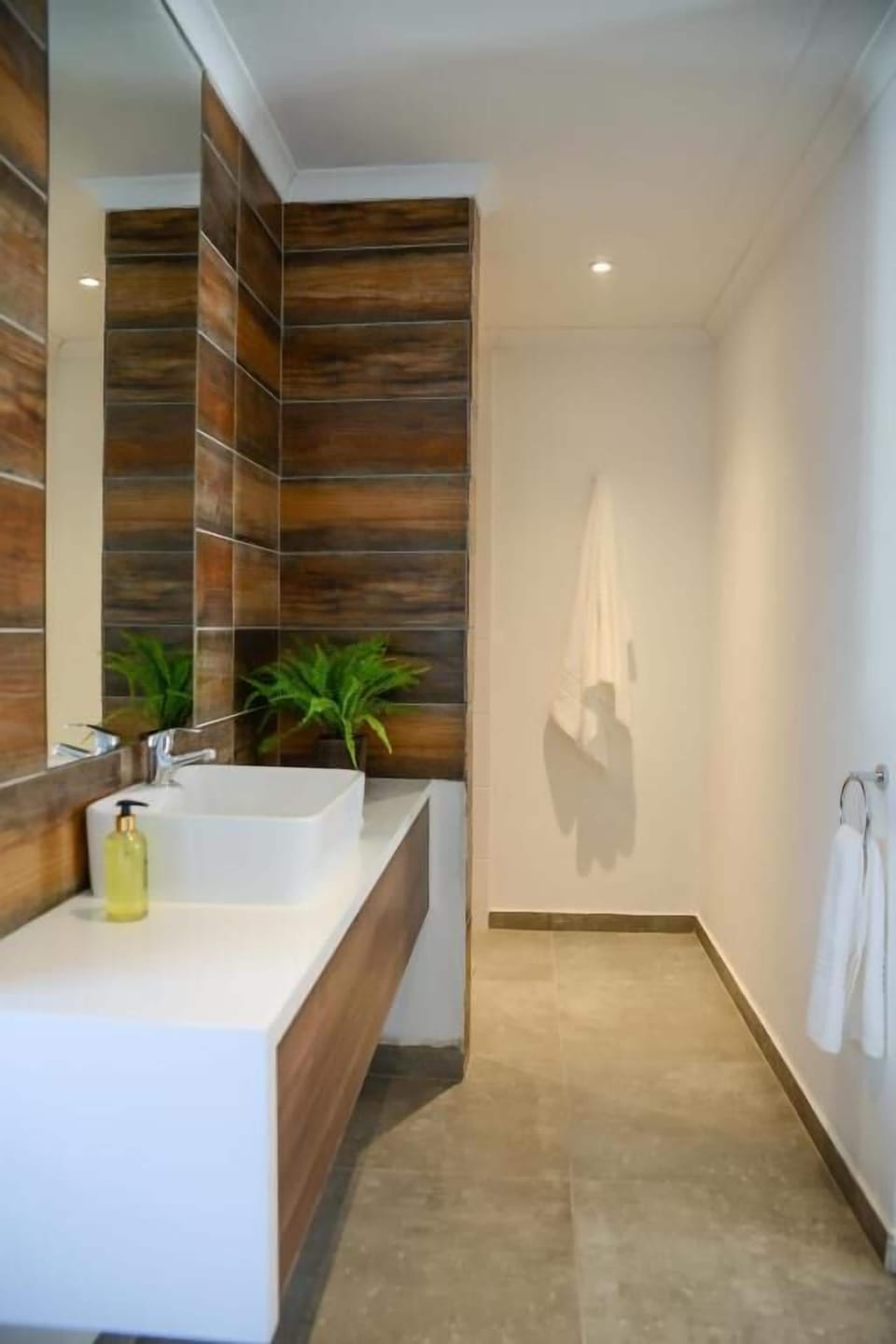 Comfort Studio Suite | Bathroom | Separate tub and shower, towels, soap, shampoo