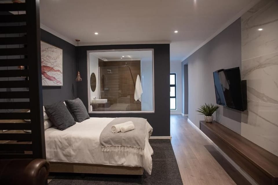Comfort Studio Suite | Desk, laptop workspace, free WiFi